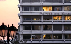 Στις 15.000 ευρώ η απαλλαγή ΦΠΑ για τις μικρές επιχειρήσεις